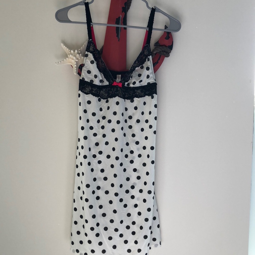 B/w polka dot slip